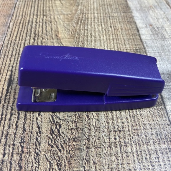 SWINGLINE | Small Purple/Blue Desk Stapler - Picture 1 of 8